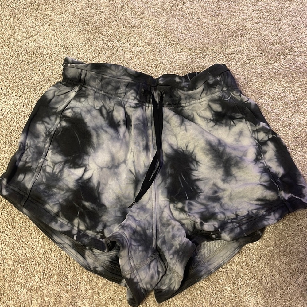 Lululemon inner glow shorts